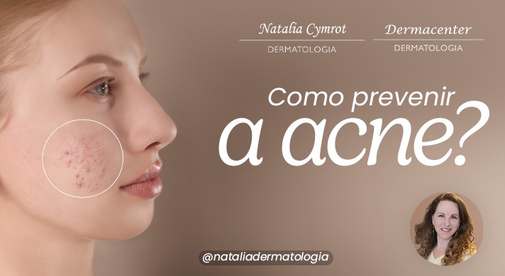 A imagem mostra uma mulher com acne nas bochechas, parece vermelha e inflamada. A mulher tem uma expressão neutra no rosto e o cabelo está preso em um coque.