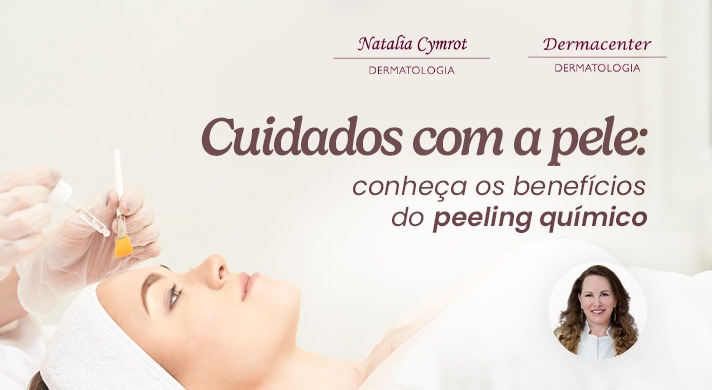 A imagem mostra uma mulher deitada usando uma faixa no cabelo. Atrás da mulher tem duas mãos usando luvas transparentes segurando um pincel e um conta gotas em direção ao rosto.