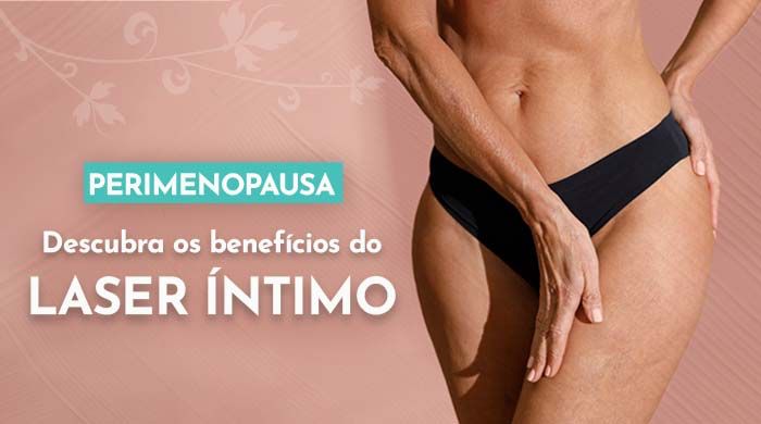 A imagem mostra do abdômen até o joelho uma pessoa usando uma calcinha preta. Uma das mãos da pessoa está no quadril e a outra no começo da coxa.