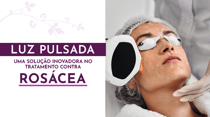 Mulher deitada realiza procedimento facial com aparelho de luz pulsada, usando touca e óculos de proteção, em ambiente clínico